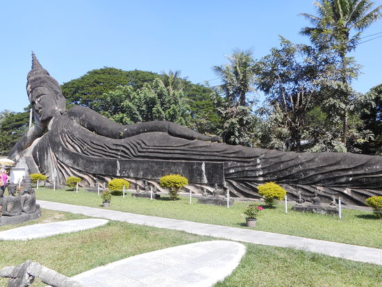 Ein dreißig Meter langer Buddha aus Beton geformt.