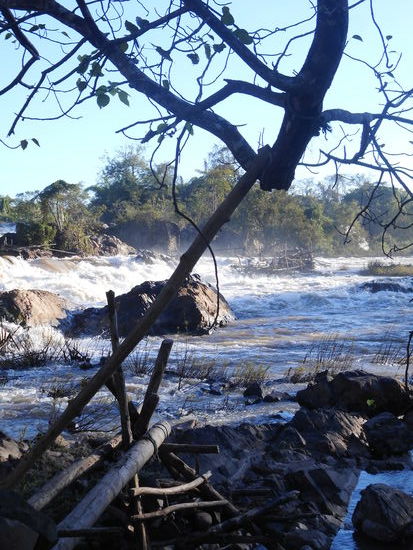 Auf primitiven Holzgestellen klettern waghalsige Fischer bis in die Fälle.