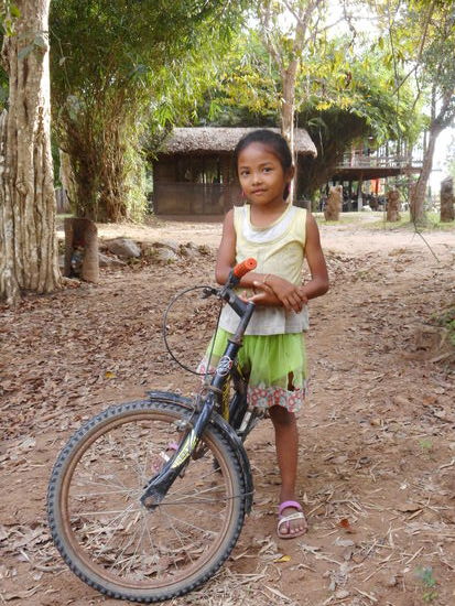 Stolze Fahrrad-Besitzerin