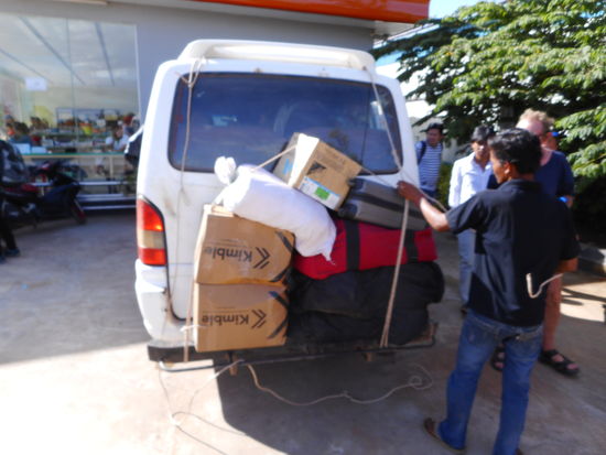 Busbetreiber sind Verstau- Künstler. Das schwarze sind unsere Rucksäcke.