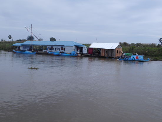 Schwimmende Häuser der Fischerfamilien