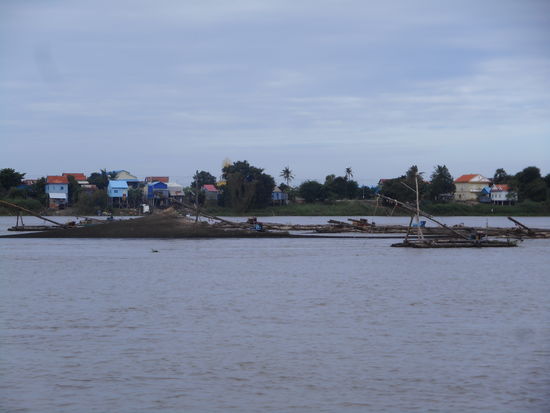Riesige Reusen, fest im Fluss verankert.