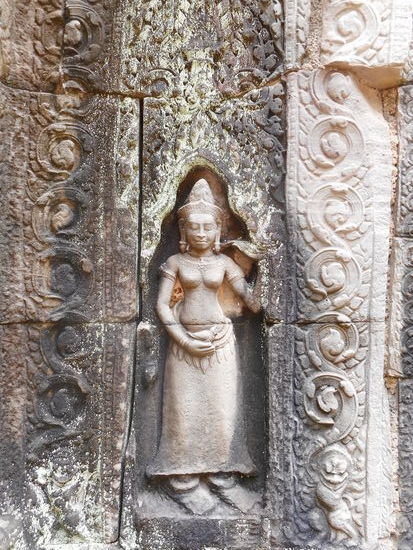 Feinste Details sind nach fast 800 Jahren noch erhalten bei den Apsara Tänzerinnen