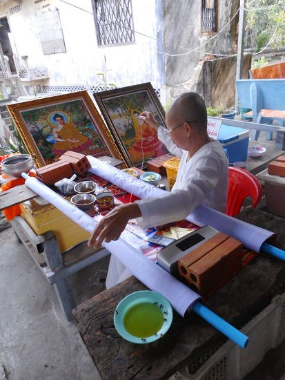 Eine Nonne stickt Heiligen-Bilder