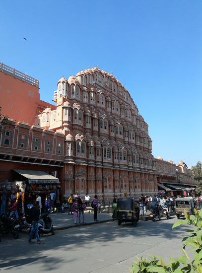 Selbst die Hausfassaden sind im typischen Jaipurrot. Hier das Hawa Mahal.