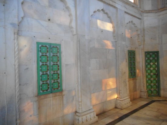 Es ist unglaublich wie die Sonne durch manche der über 20cm dicken Marmorsteine scheint.