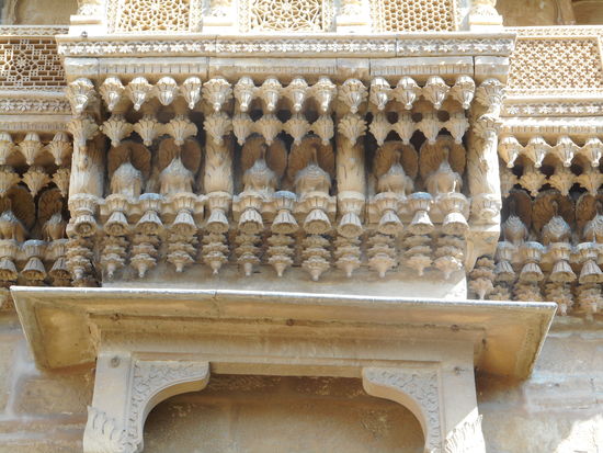 Die obere Reihe der hängenden Lotusblüten lässt sich durch einen Bajonettverschluss herausdrehen.