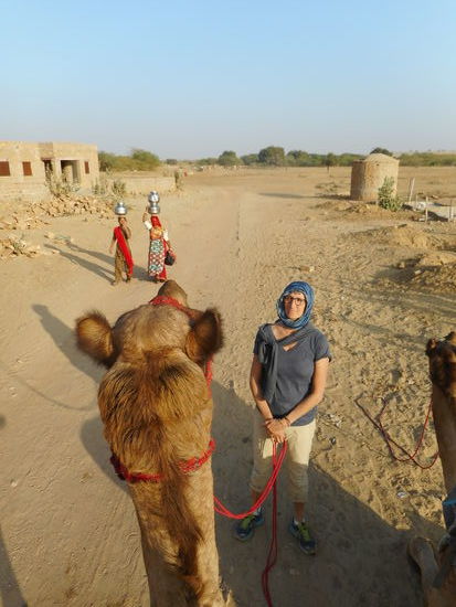 Begegnung am Dorfbrunnen.