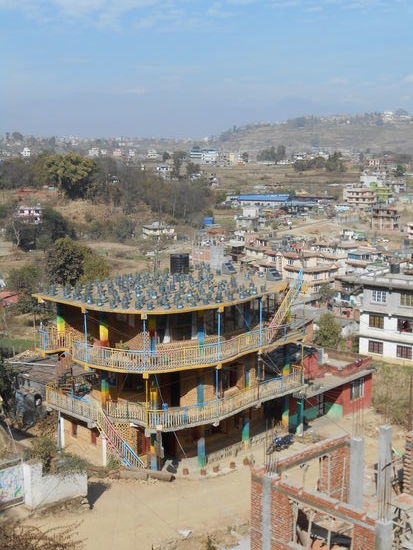Eines der ersten Flaschenhäuser Nepals beherbergt den Kindergarten und einen "Flaschengarten" auf dem Dach.