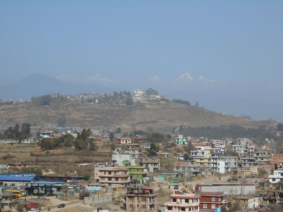 Blick von unserer Dachterrasse auf den Himalaya im Morgendunst.