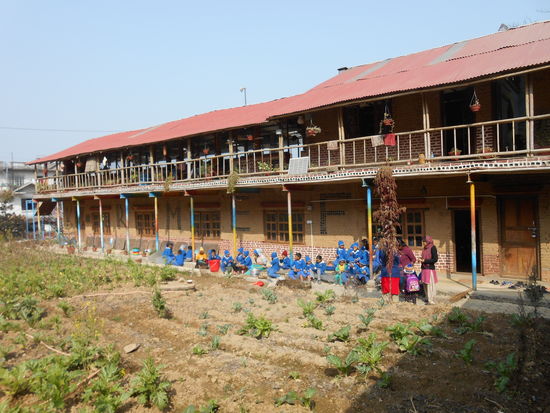 Mittagspause vor der Schulküche.