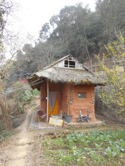 Rund um die Einrichtung stehen Häuser aus alternativen Baustoffen. Hier Lehm, Flaschen und Stroh.