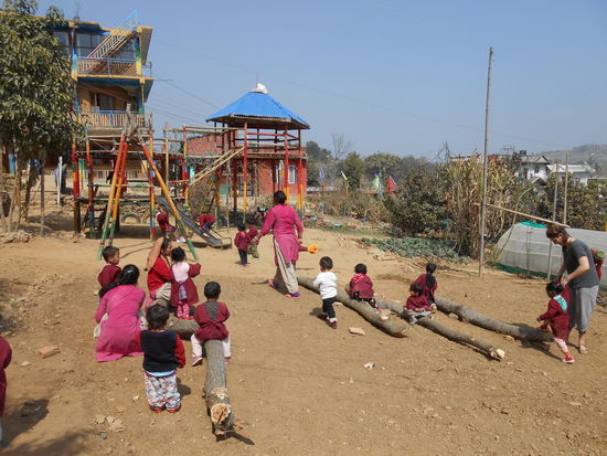 Die ersten Baumstämme für die Spielgeräte sind angekommen ....