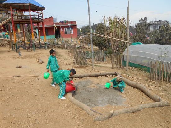 Der Rahmen für den Sandkasten ist fertig und .......