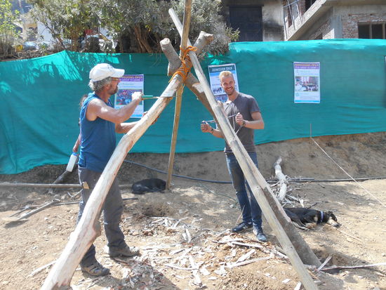 Das Schaukelgestell steht provisorisch, das Holz wir geschält,.......