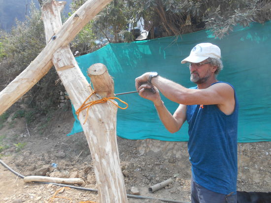 .......die Löcher für die Schraubverbindungen müssen von Hand gebohrt werden.