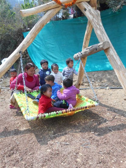 Hurra! Die Schaukel ist fertig.