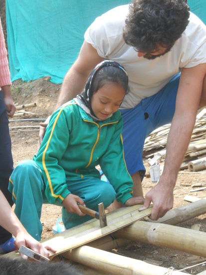 Die Seitenwände für's Spielhäuschen entstehen........