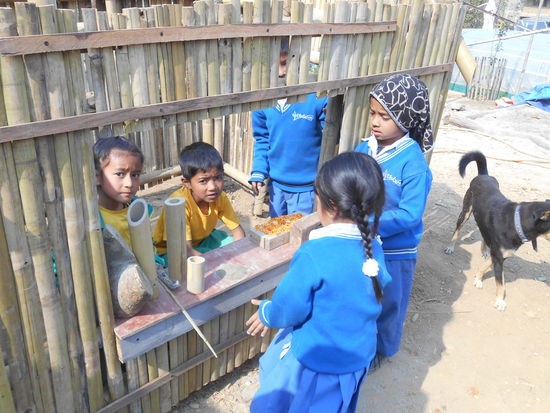 Auch wenn das Dach erst später kommt, der Kaufladen ist schon geöffnet.