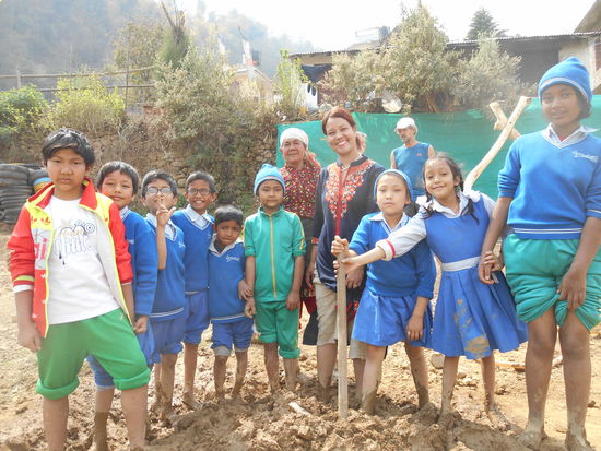 Für eine Sitzbank wird der Lehm für die Ziegel gestampft,.........