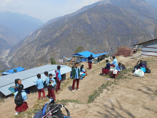 Mit der Dorfjugend entstehen gleich interessante Gespräche.