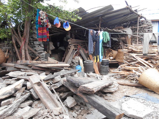 während einige Menschen immer noch in Provisorien leben.