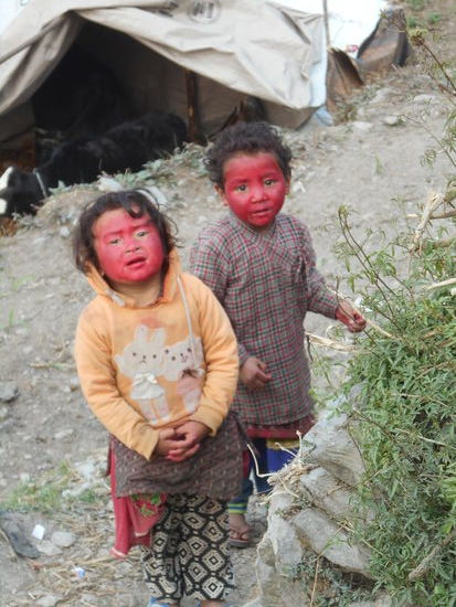 Diese beiden haben Mamas Lippenstift in die Hände bekommen.