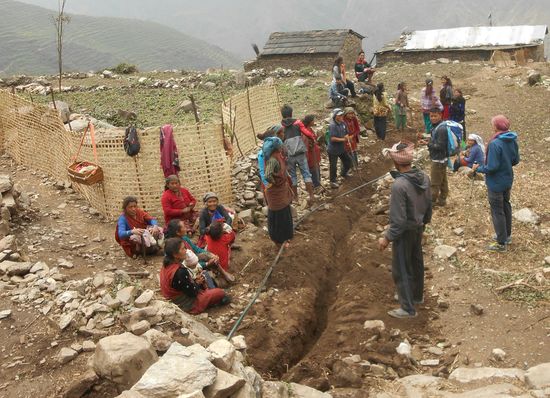 Das ganze Dorf verlegt die neue Wasserleitung in Hindung.