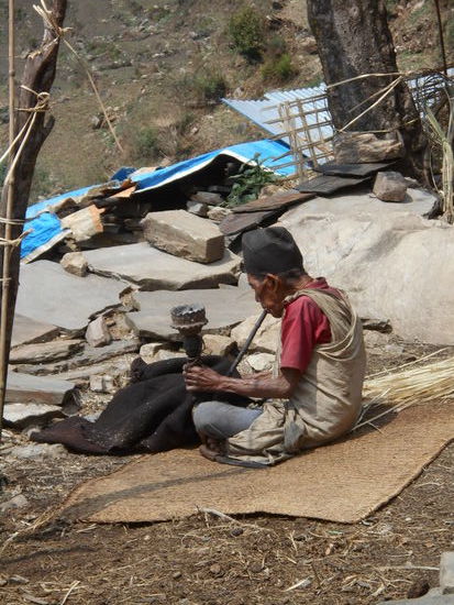 Ein alter Bauer mir seiner Wasserpfeife.