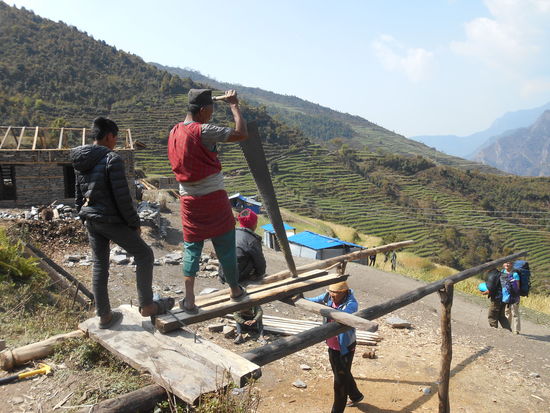 Hier werden Balken gesägt.