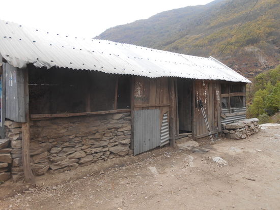 Das Everest Hotel - links die Küche, rechts der Schlafraum.