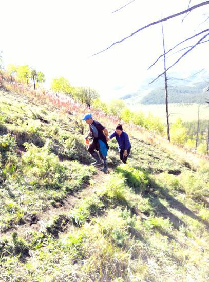 Ema und Gerad auf dem Weg zum Krater