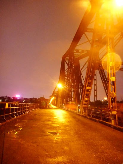 Long Bien Brücke ( Drachenbrücke ) bei Nacht.
