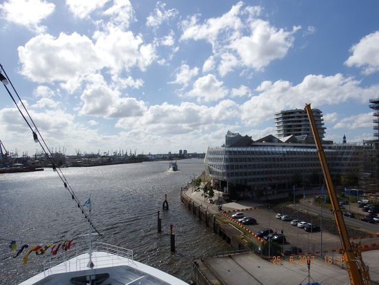 Hier liegen wir noch an der Pier am Cruise Center in Hamburg