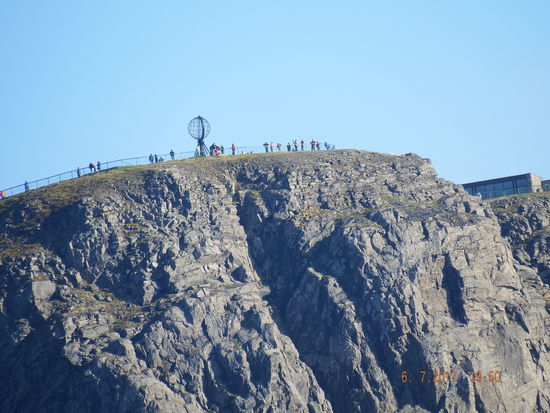 Die Kugel vor blauem Himmel