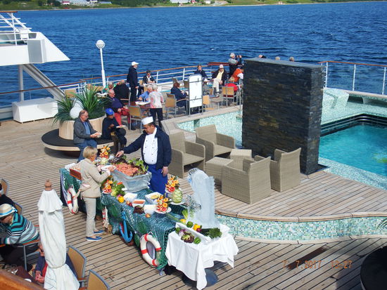 Auf dem Pooldeck gibt es währendessen Krabben satt ab 11.30 Uhr bei herrlichem Sonnenschein! Wir konnten nichts essen, da wir erst spät gefrühstückt hatten