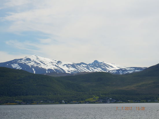 Schneebedeckte Berge gibt es auch noch und schöne norwegische Bilderbuchlandschaft....