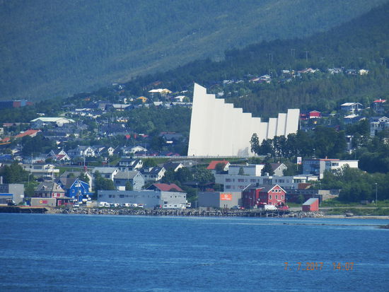 Das Wahrzeichen von Tromsoe, die Eismeerkathedral, bei der Bevölkerung anfangs sehr umstritten wegen der modernen Architektur