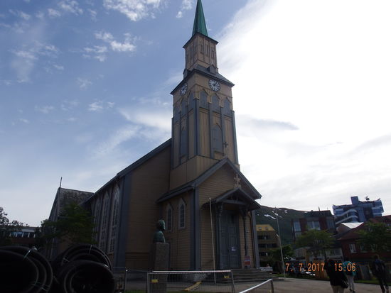 vorbei an der alten Kirche, die jedoch leider geschlossen war