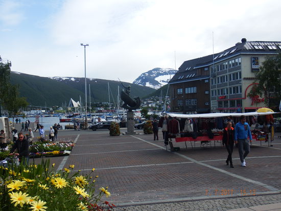 am Marktplatz vorbei, wo am Samstag Nachmittag nicht allzu viel los war. Insgesamt herrschte hier überhaupt eine sehr entspannte Atmosphäre