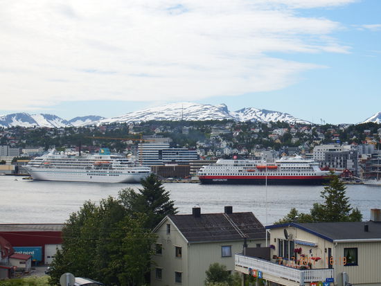 Mittlerweile hatte hinter der MS AMADEA das Hurtigruten Schiff angelegt. Und wir liefen wieder zurück über die Brücke in Richtung Innenstadt