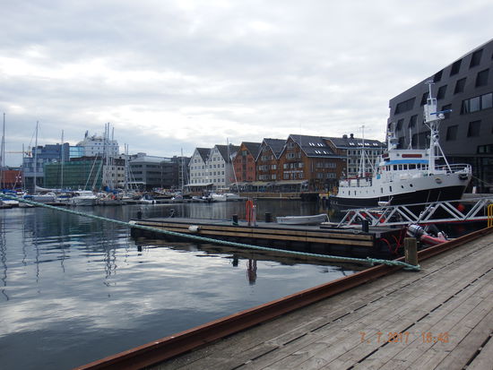 schlenderten durch den Yachthafen und genehmigten uns hier auf der Terrasse noch ein Bier von der nördlichsten Brauerei, was gut schmeckte jedoch pro Glas auch über 8 EUR gekostet hat Aber was ist schon günstig in Norwegen, da muss man dann durch