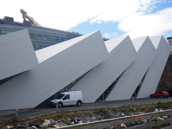 liefen dann weiter zum Polaria Erlebniszentrum, was von der Bauweise her, liegend Eisschollen symbolisieren soll
