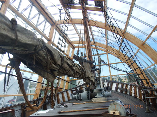 und besichtigten zunächst das direkt nebenan liegende Polarexpeditionsschiff, das als Museumschiff hier unter einer Glaskuppel liegt.