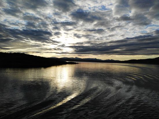 obwohl die Sonne immer noch nicht untergeht gibt es doch hier um 22.00 Uhr eine kleine Dämmerung aber dafür umso schöneres Licht