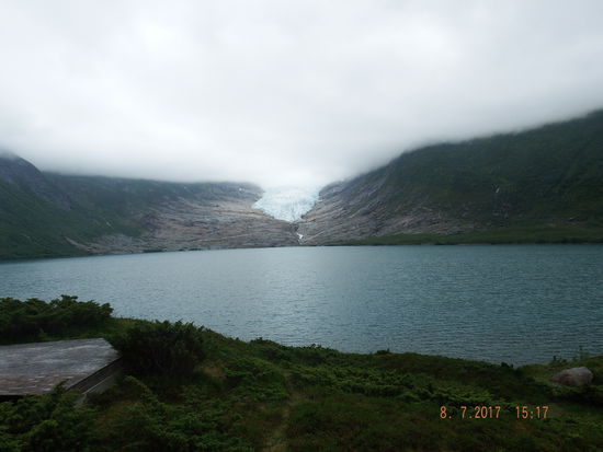 Vom Anleger bis zu dem schönen See sind es ca. 1,5 bis 2 Km. Ein findiger Norweger hat sogar einen Busshuttle dorthin eingerichet, den wir natürlich als sportliche Kreuzfahrer ohne nennenswerte Einschränkungen beim Laufen, nicht in anspruch nahmen.
