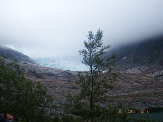 Wir laufen weiter am See entlang bis zum Gletscher bzw. bis dahin, wo er früher wohl mal war. Wir erreichen die Gesteinsplatten und Felsen. Dort wurde der Aufstieg immer schwieriger und die Wegmarkierungen fehlten ebenfalls. Wir kletterten eine ganze Weile dort herum, genossen die fantastischen Ausblicke, die Einschlüsse im Gestein, die Wasserfälle. Es war ein Erlebnis