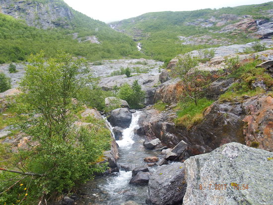 Aber die Natur atemberaubend. Über den Wasserfall mussten wir auch drüber
