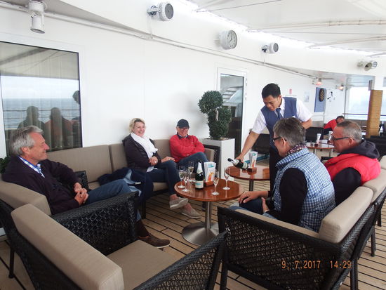 Nach dem Frühstück trinken wir mit unseren neuen Freunden erstmal ein Gläschen Sekt...