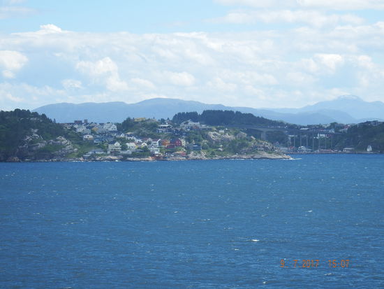 Hier sieht es wieder anders aus als im Norden von Norwegen, hier kurz bevor wir in den Sund einfahren